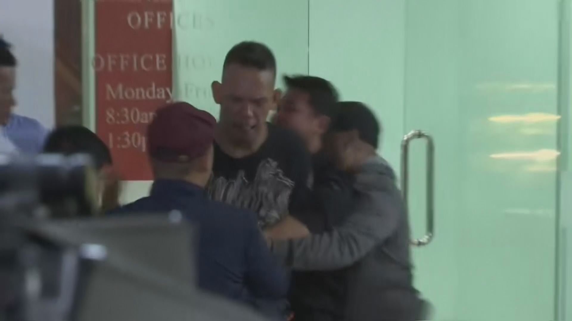 菲律賓挾持30名人質槍手投降