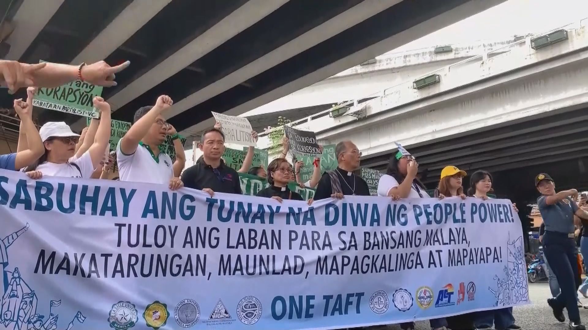 菲律賓人民力量革命紀念日無假放　反對派批小馬可斯試圖抹去父親被推翻歷史