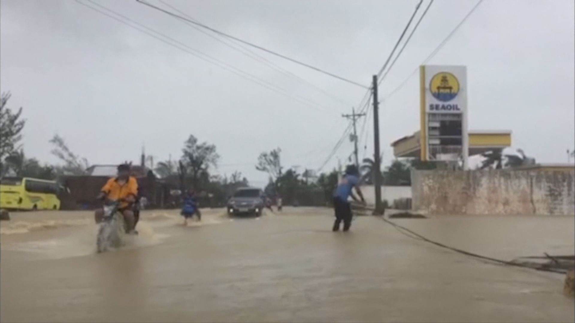 巴蓬吹襲菲國中部逾萬人避難中心過聖誕