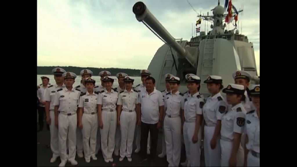 菲總統杜特爾特登長春艦參觀