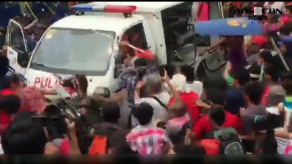 菲律賓有警車撞反美示威者　多人受傷