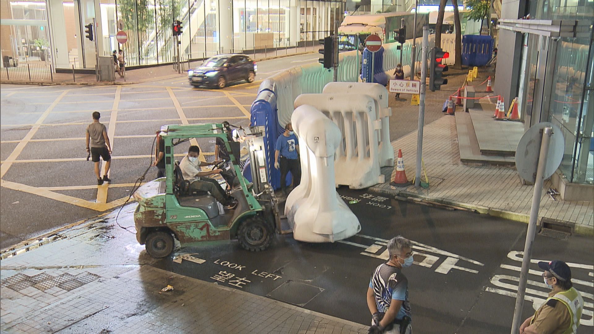 警方移除灣仔警察總部外水馬