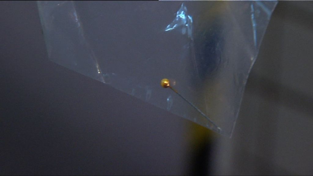 九巴車廂地上發現大頭針