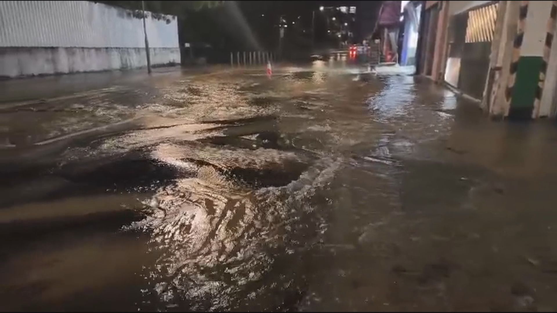 葵涌大連排道有水管爆裂　水務署人員到場搶修