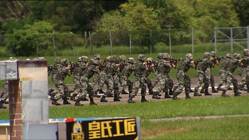 解放軍軍營開放　展出多款軍事裝備和武器