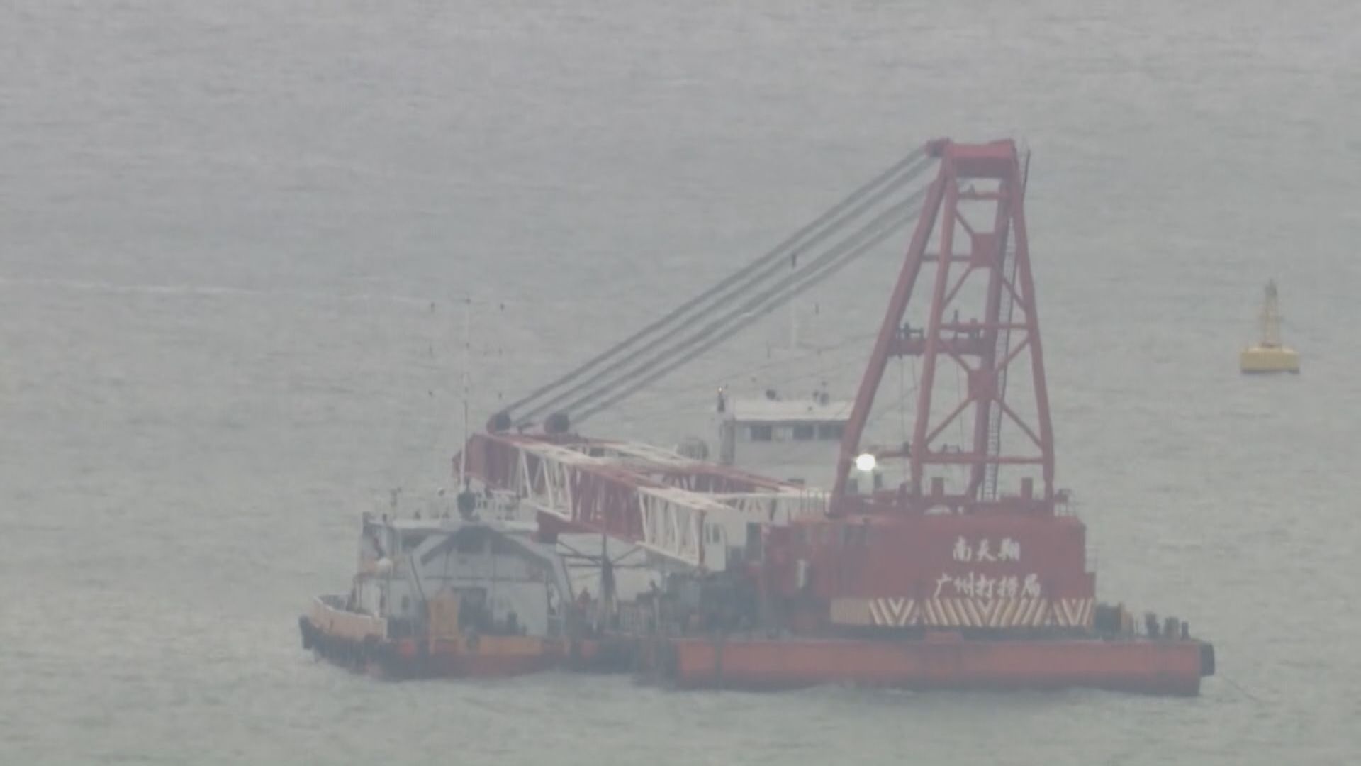 機場貨機衝落海｜有打撈船駛至事發附近海面