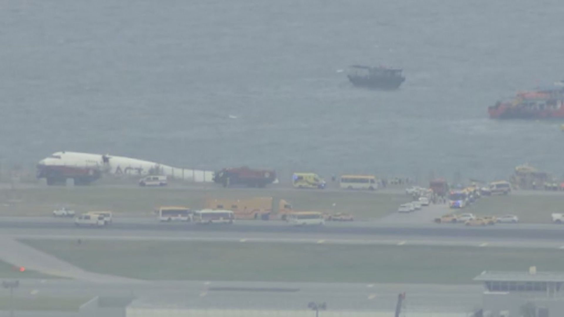 機場貨機衝落海｜兩艘打撈船抵港　吊起沉海中零件