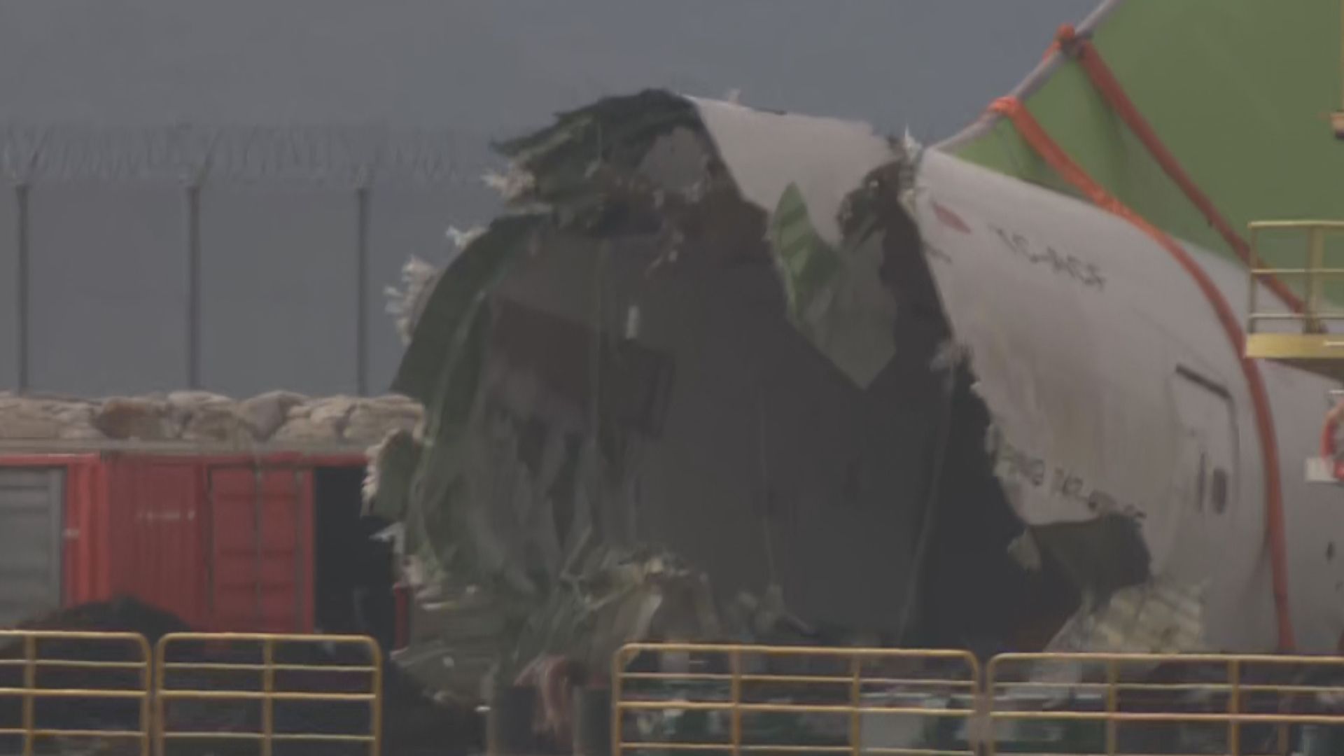 機場貨機衝落海｜失事貨機黑盒入水已送往檢查　機尾部分已吊上躉船　