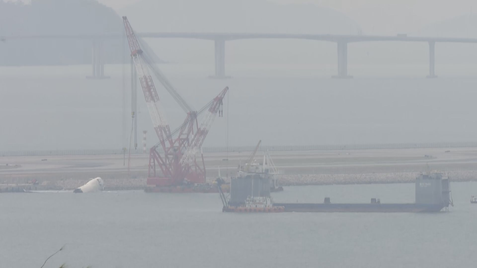 機場貨機墮海事故｜打撈工作繼續