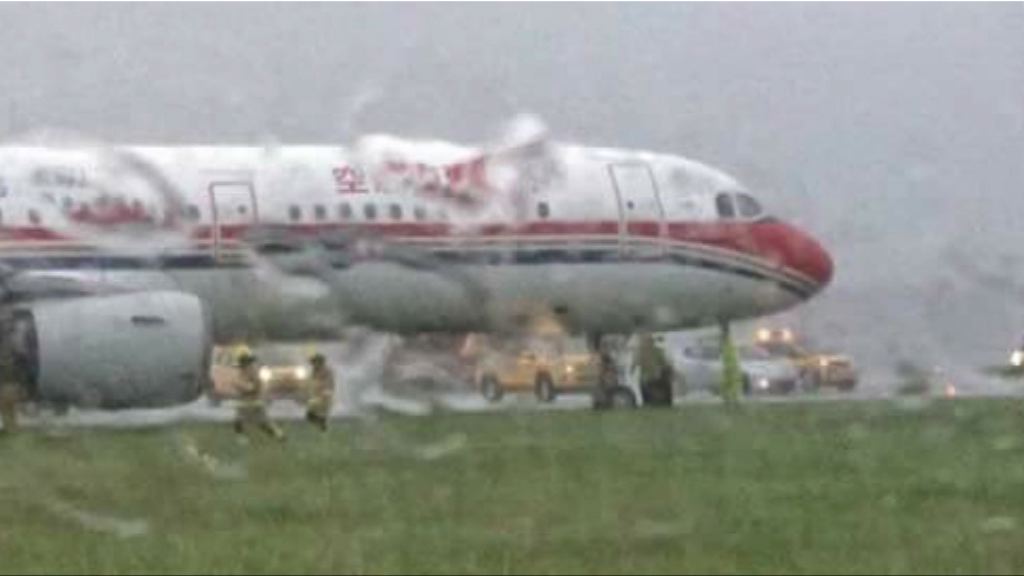 東航客機降落後滑出草地　機場北跑道暫關閉