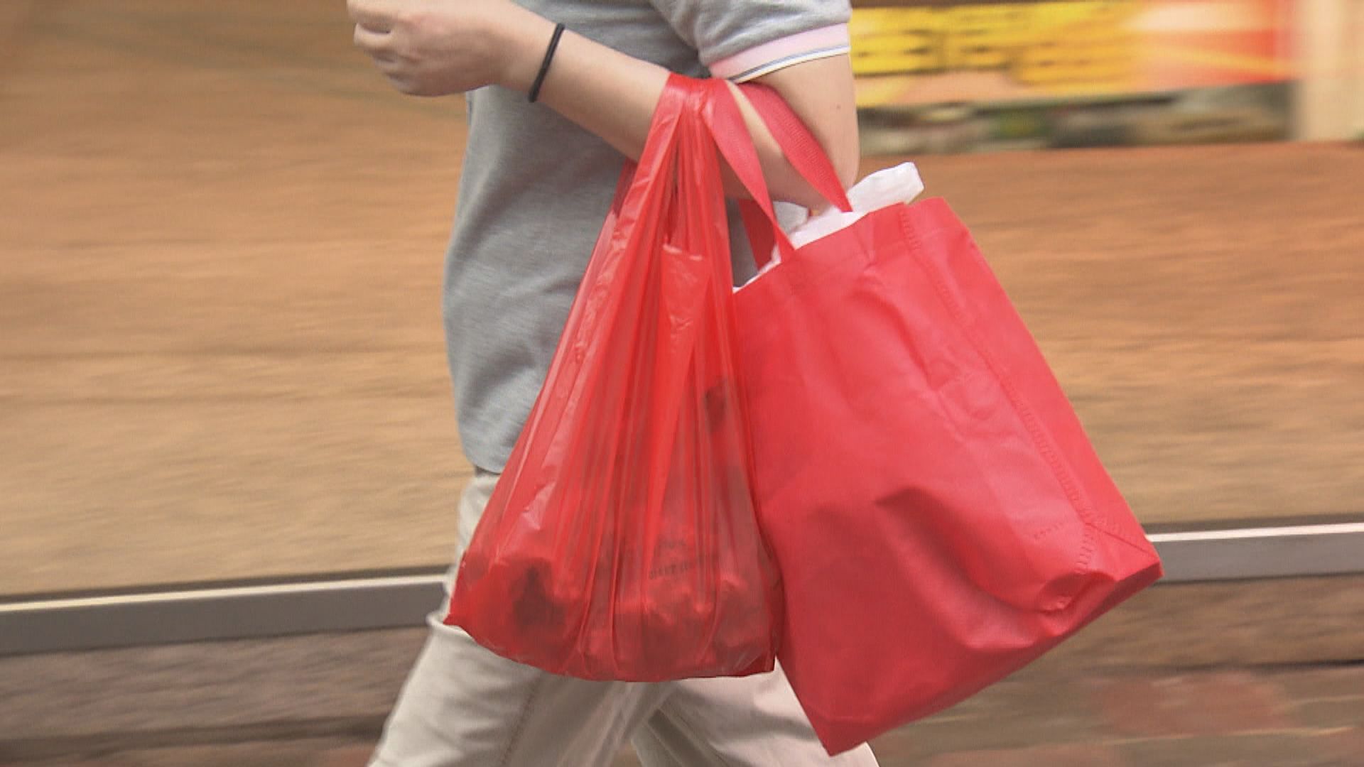 環保署稱上調膠袋徵費後　今年首兩個月派發量下跌六成