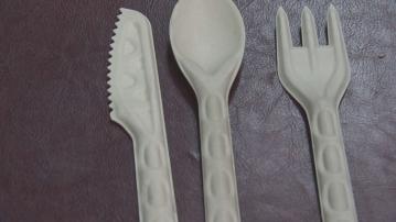 【首日走塑】環保餐具製造商︰紙刀難鋸扒 浸水甚麼都變淋