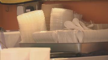 走塑法例適應期屆滿　深水埗有餐廳仍提供膠飲管清貨