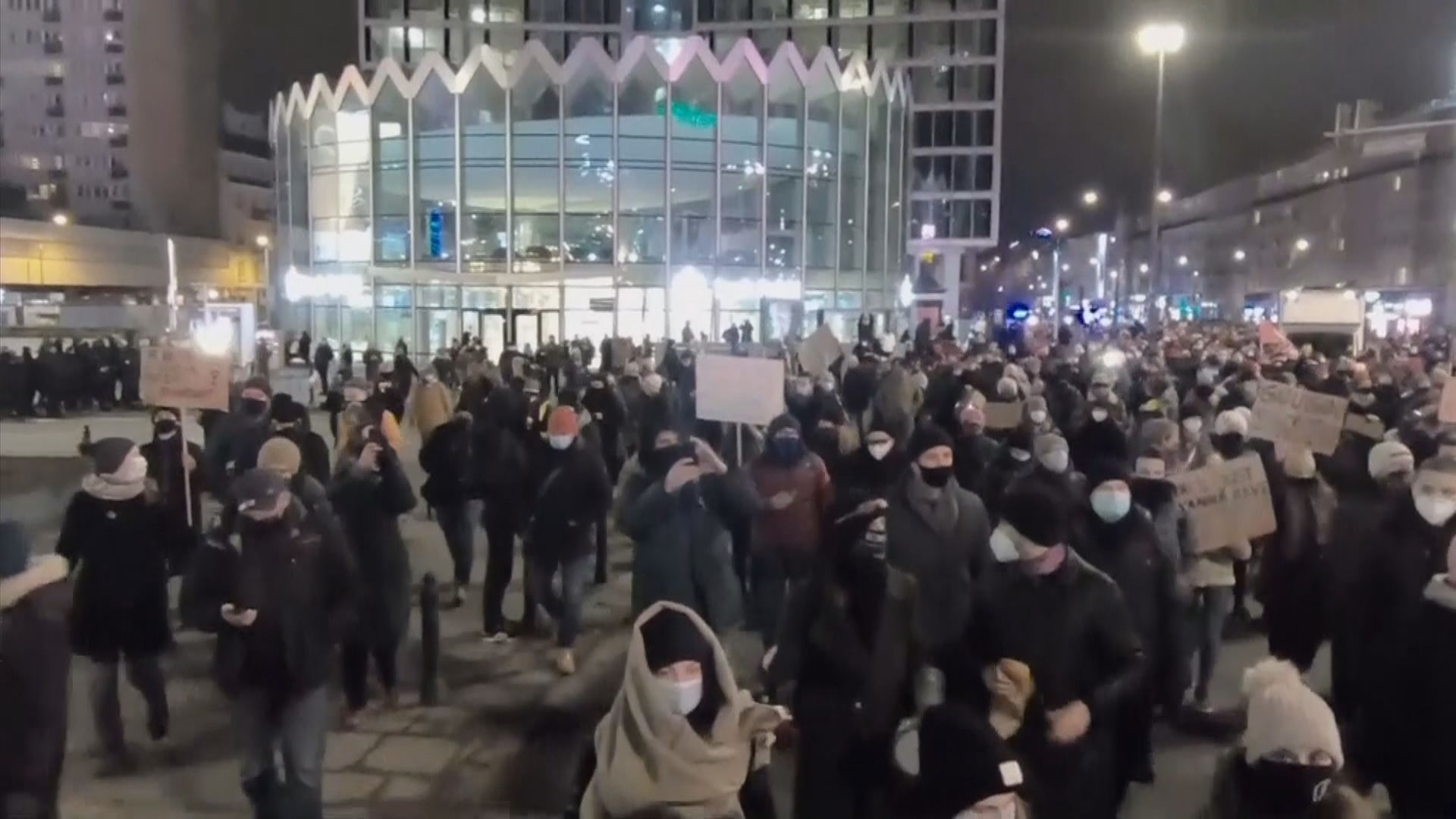 波蘭新墮胎禁令生效觸發示威