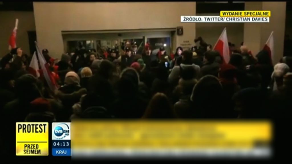 波蘭民眾示威抗議打壓新聞自由