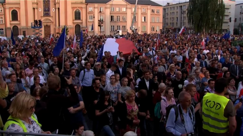 波蘭民眾示威促總統否決司法改革法案