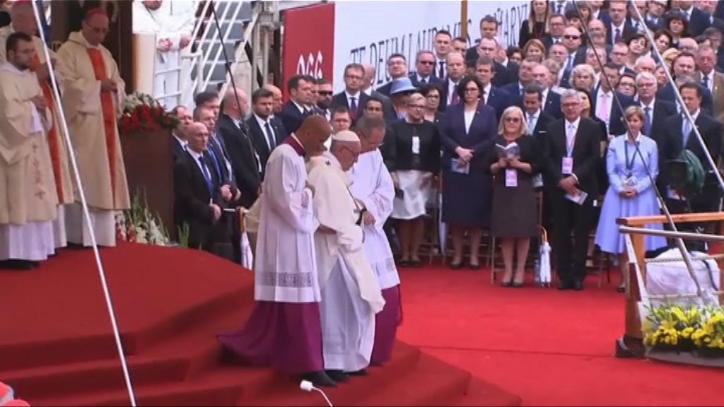 教宗在波蘭主持彌撒跌倒