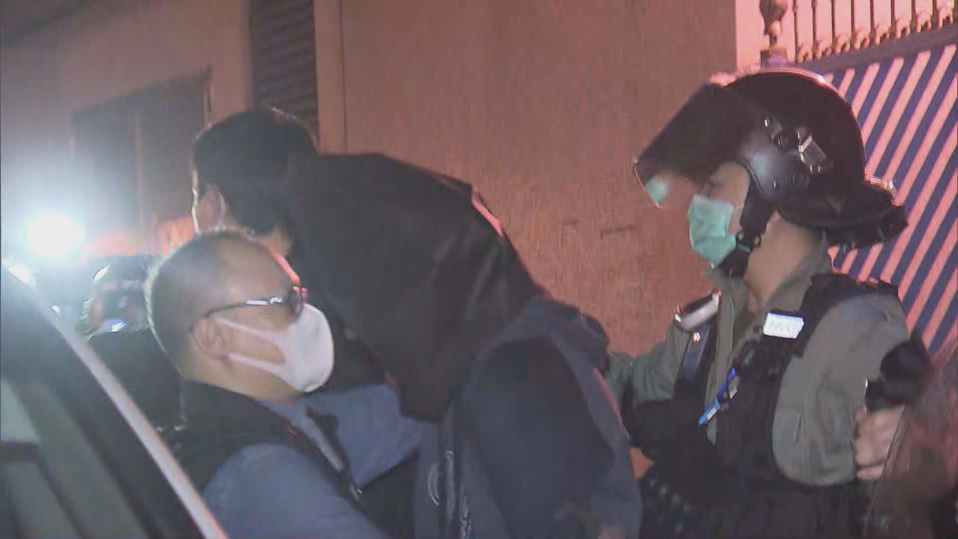 警拘17人檢爆炸裝置及化學品　指炸彈不單針對警員