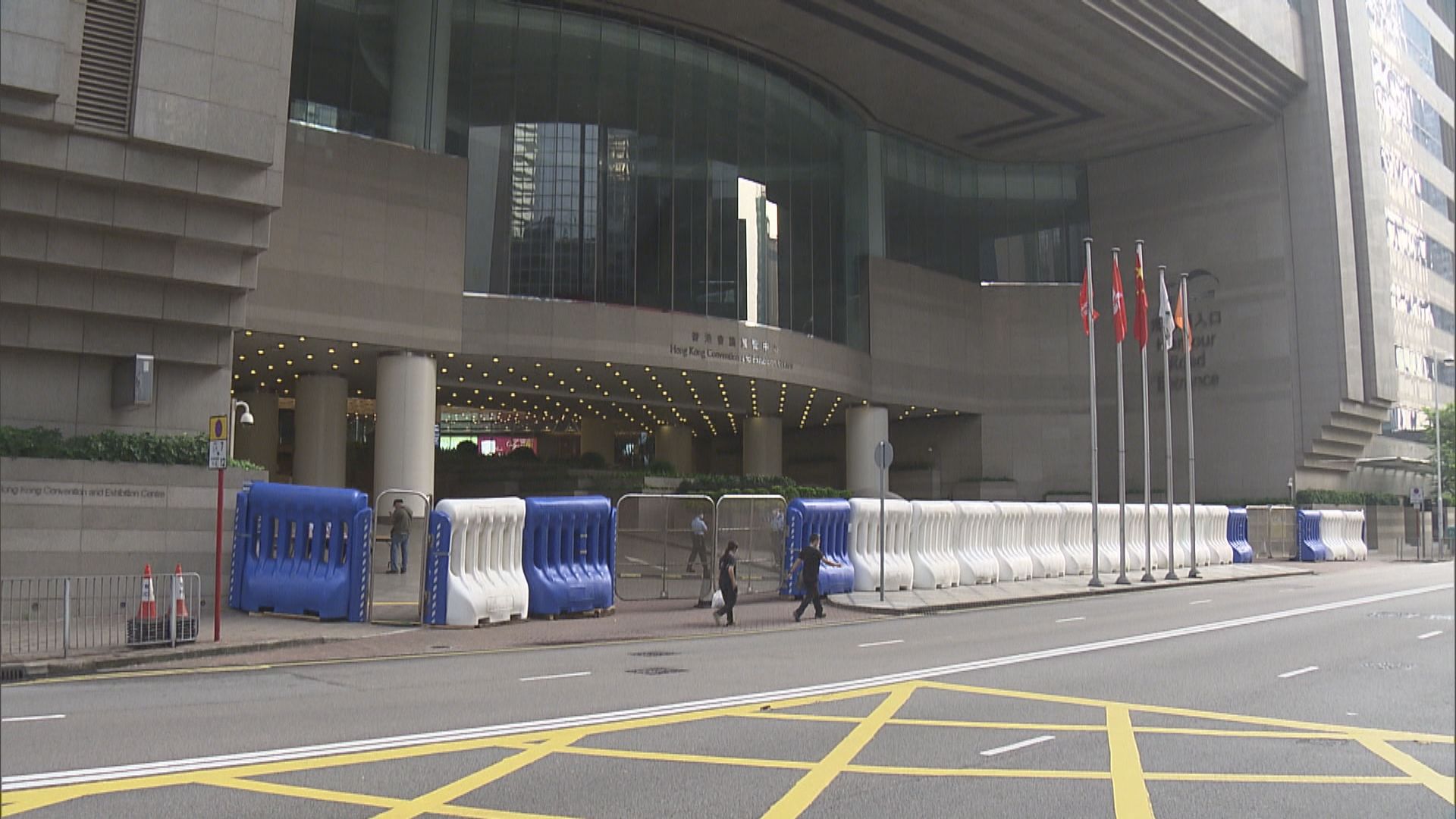 警方灣仔會展一帶布防準備慶祝國慶