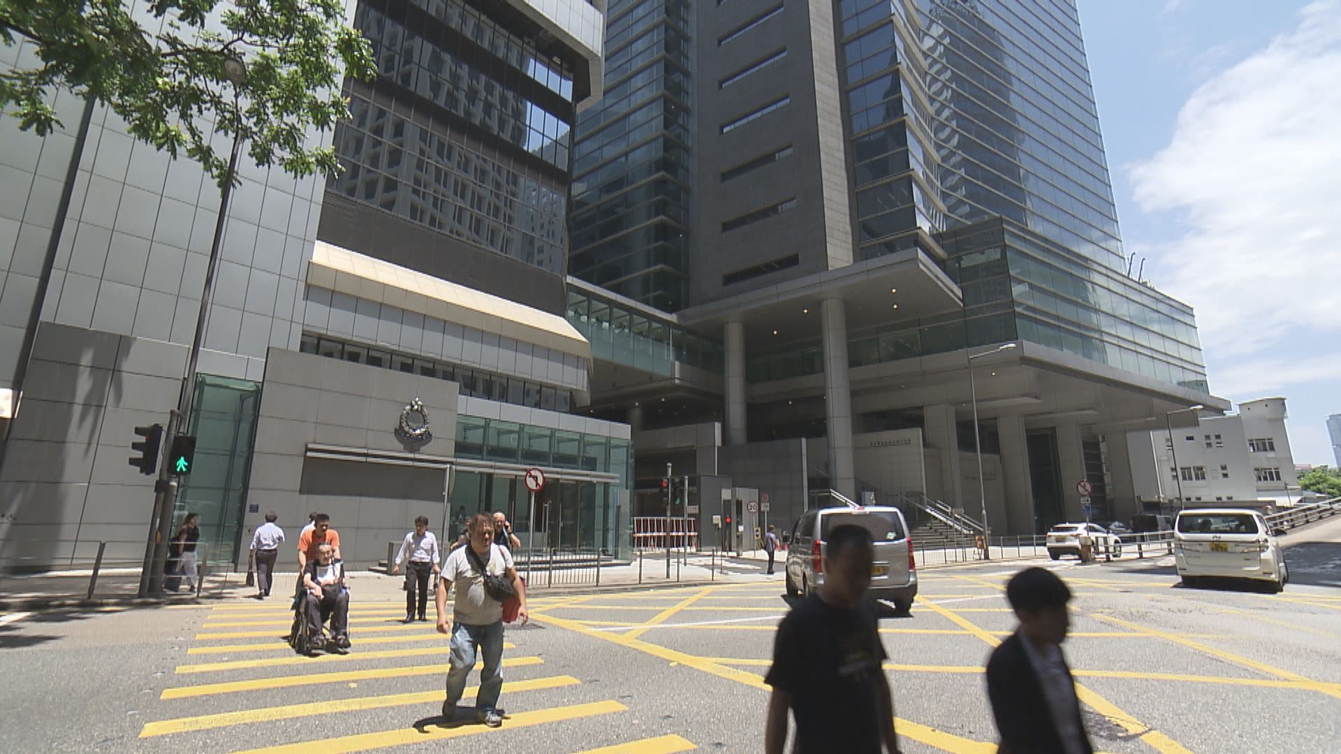 消息：一名警員在工廈派對房間被捕涉違防疫規例