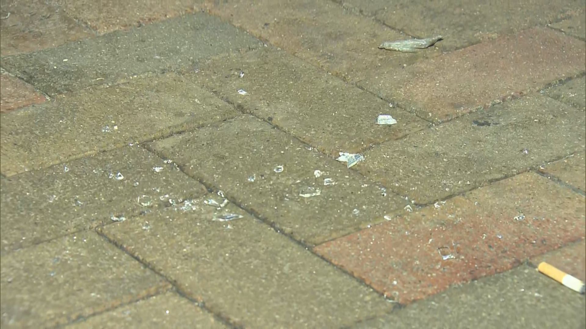 屯門警員拔槍制服持玻璃碎片女子