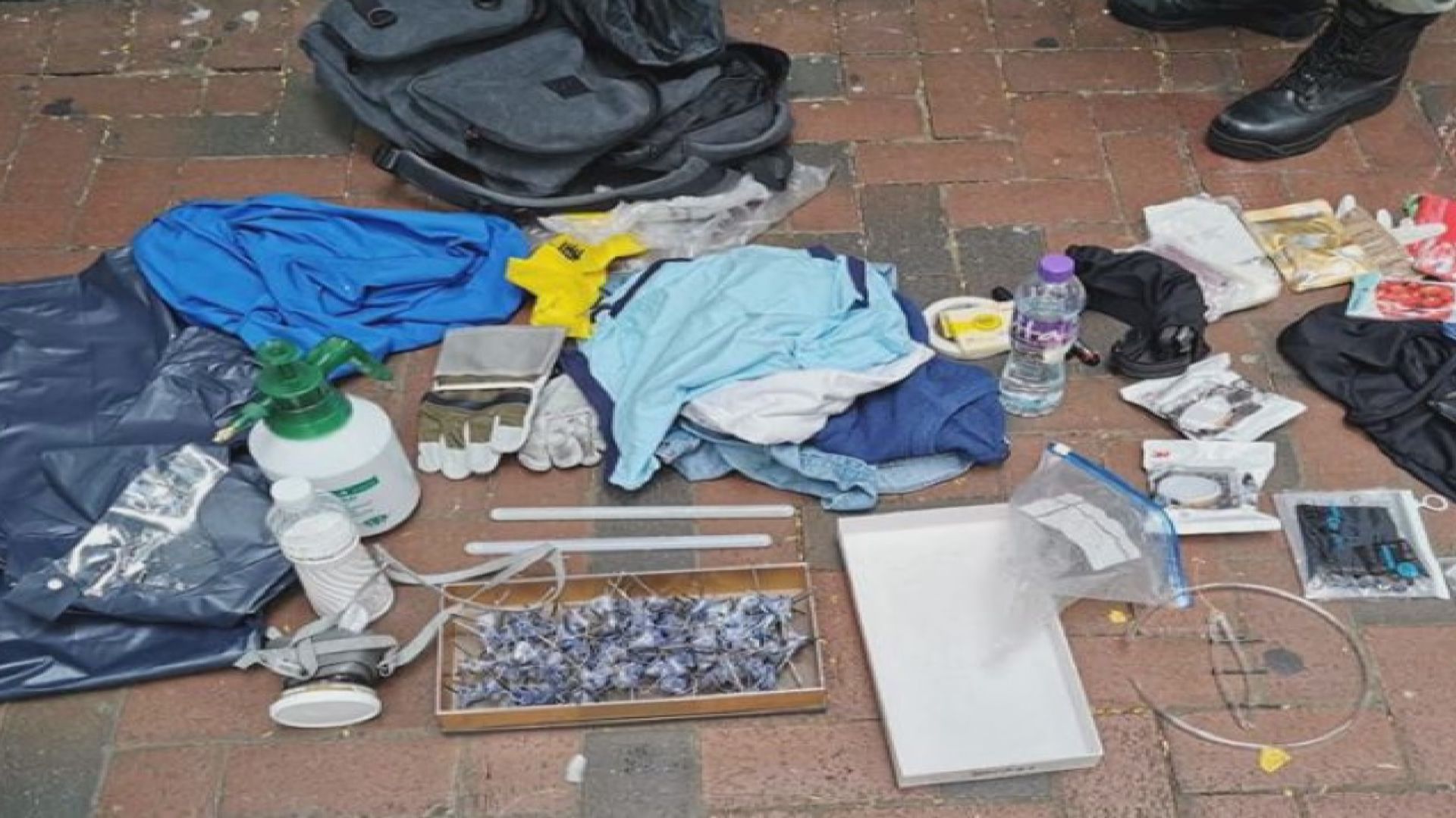 警方灣仔東區先後拘五人涉藏攻擊性武器