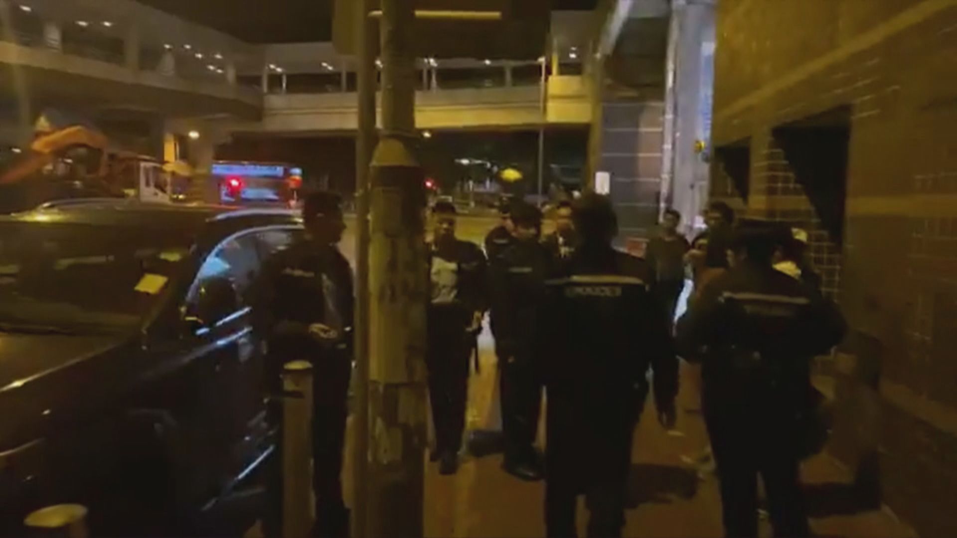 一名休班警員涉張貼連儂牆被捕