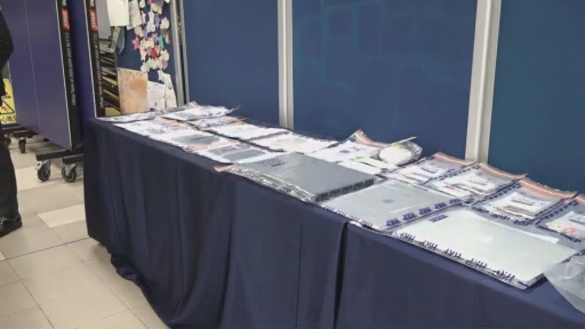 母子分別涉偷拍裙底、盜竊及管有仿製槍械被捕