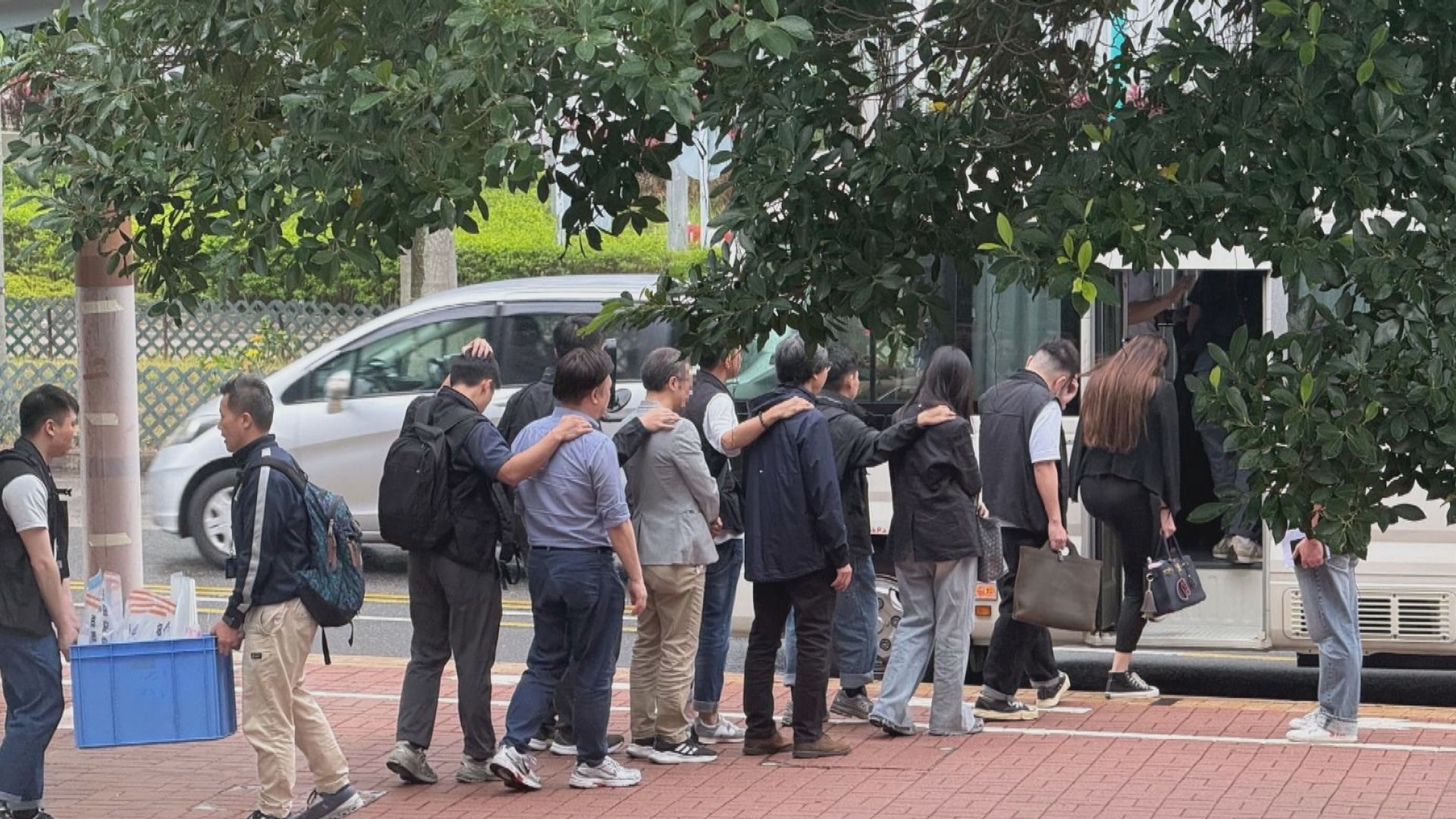 警拘十人涉提供嬰兒性別選擇及代母服務