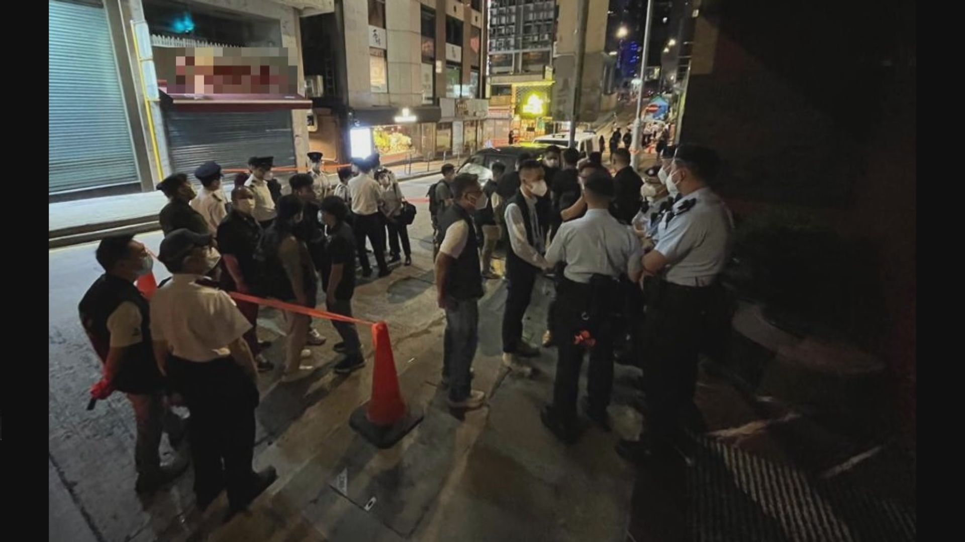 警方與食環署巡查蘭桂坊及蘇豪酒吧食肆