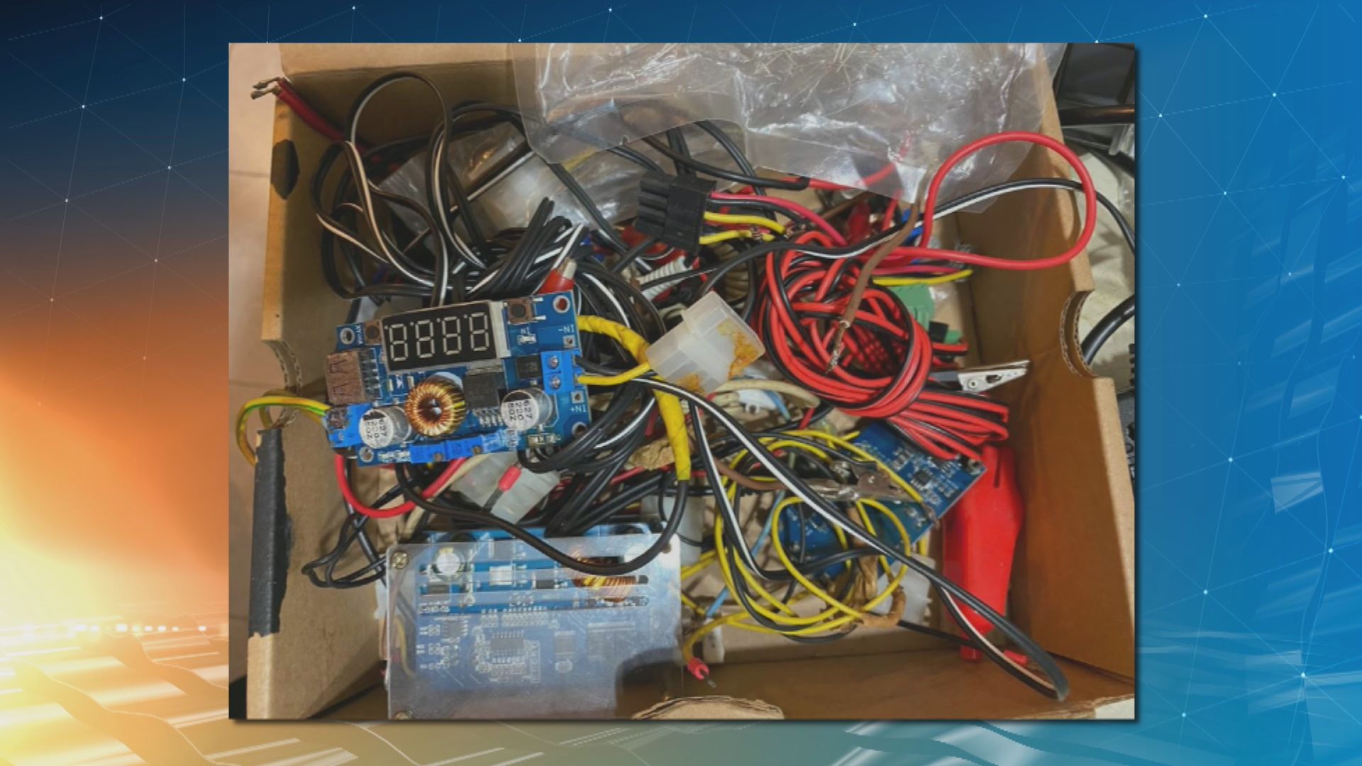 三人涉製造爆炸品及發布針對警察言論被捕