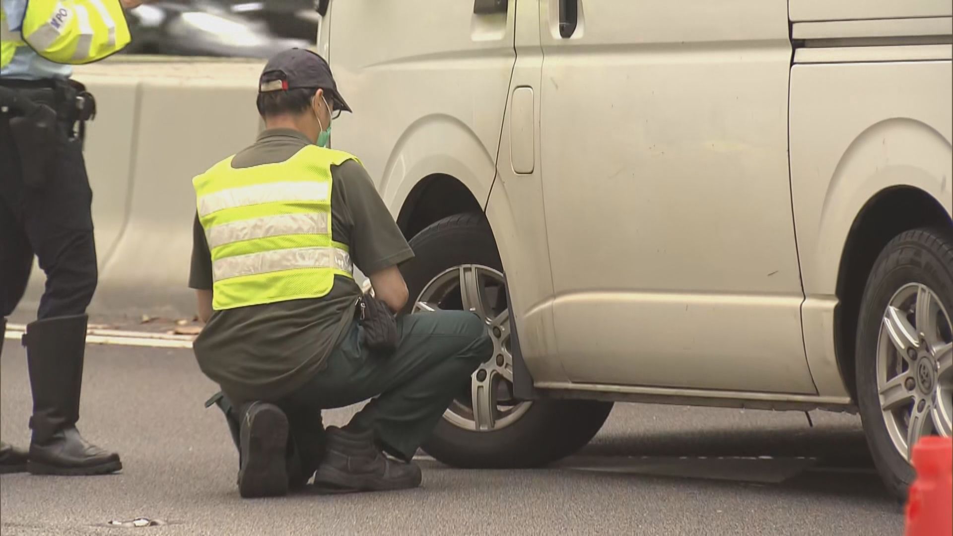 警方將軍澳截查殘缺及非法改裝車輛