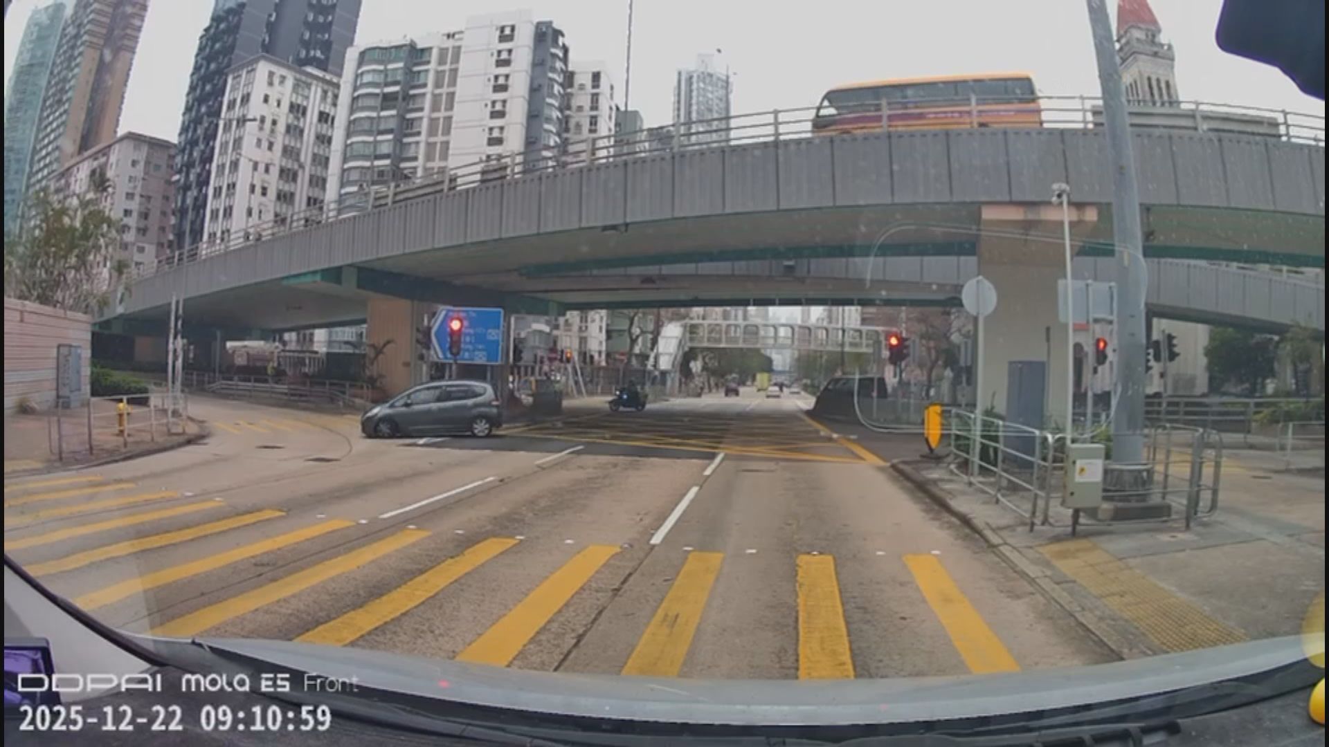 九龍城有私家車逃捕太子道西逆線行駛　司機棄車逃走被捕