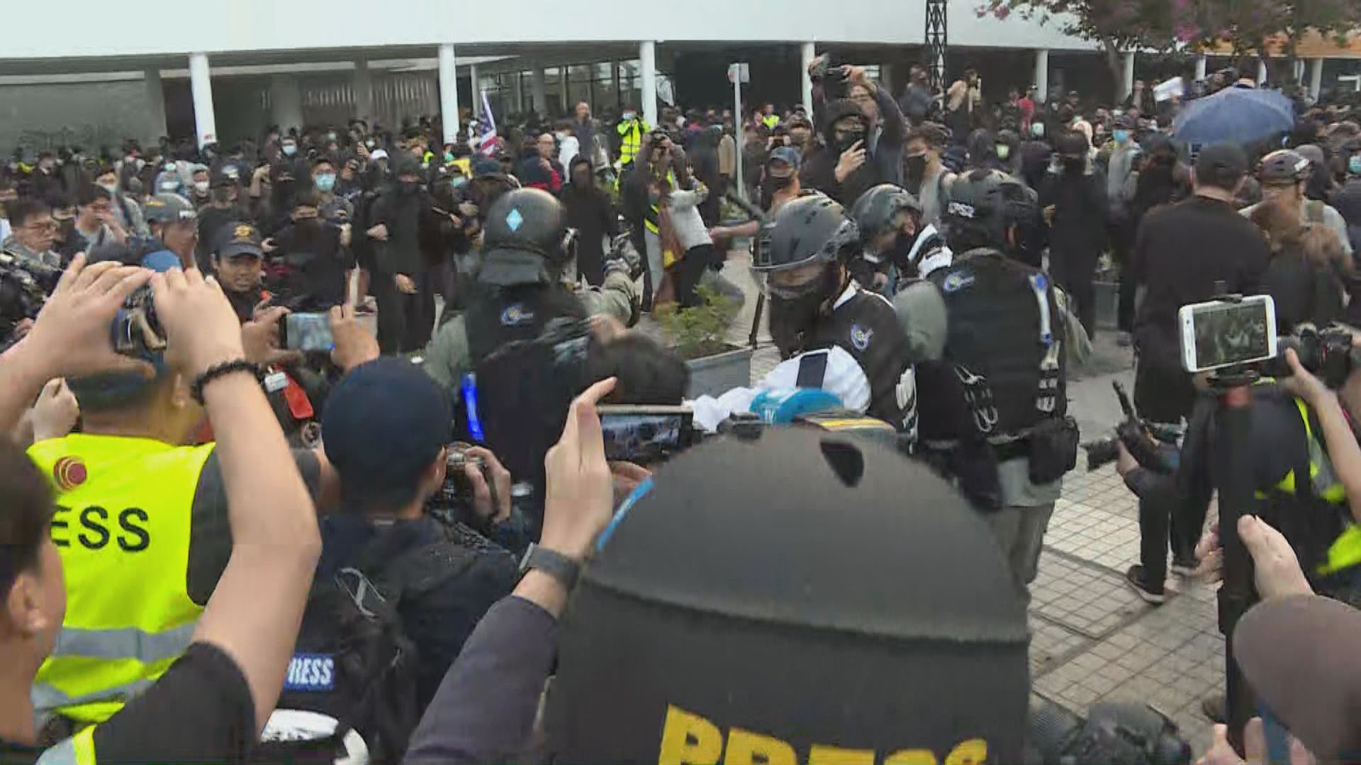 警方解釋警員向市民擎槍因襲警者走入人群