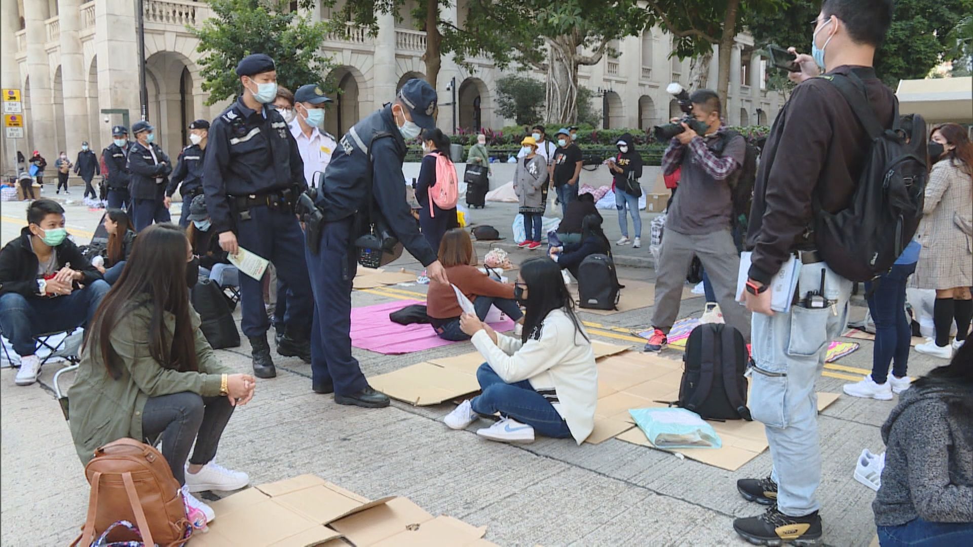 政府跨部門巡視中環　提醒外傭守二人限聚令