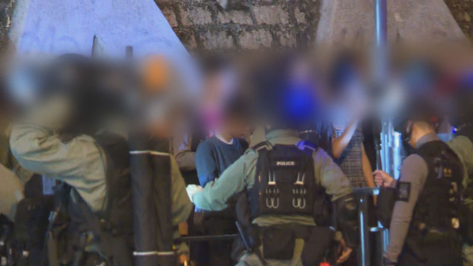 警方平安夜晚於港島一帶拘捕過百人