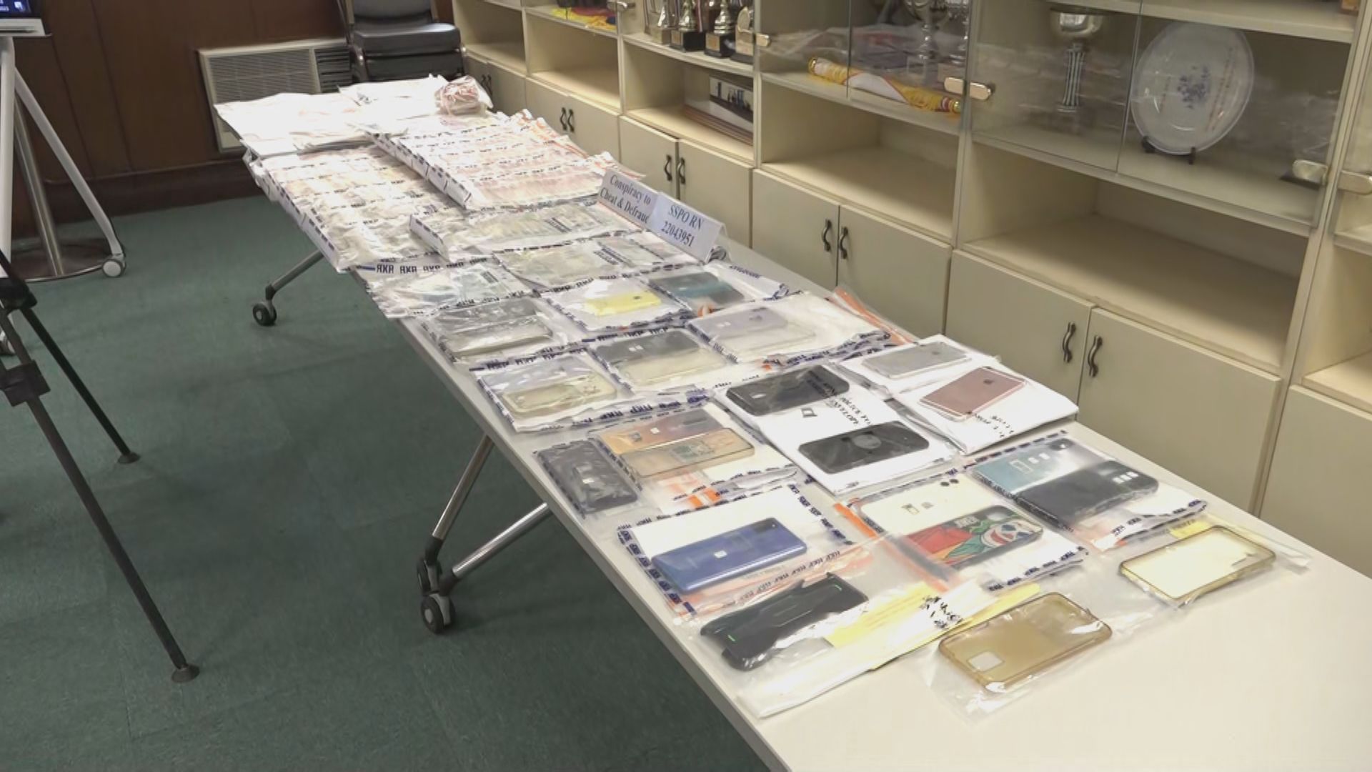 警方拘捕12人以電話騙案　騙取520萬元