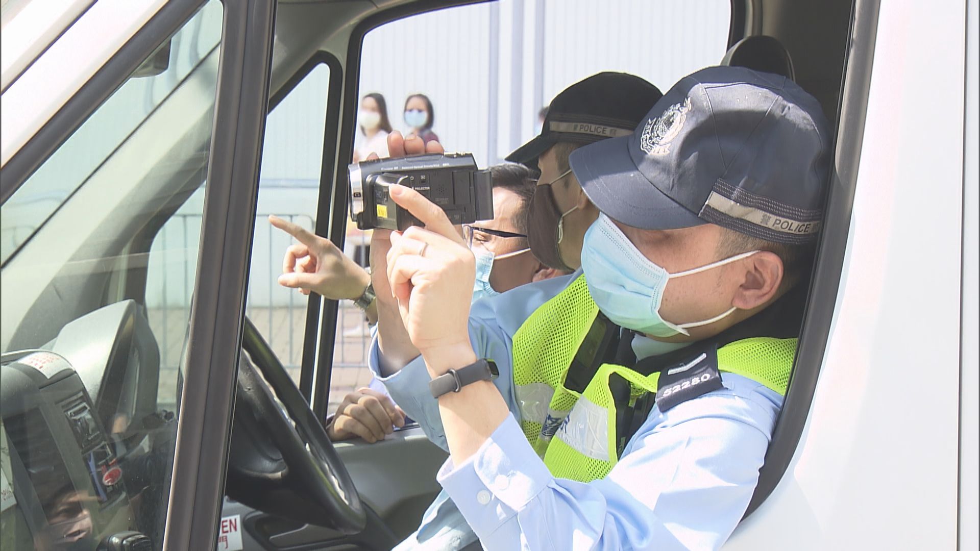 警方流動攝錄隊打擊違例泊車等行為