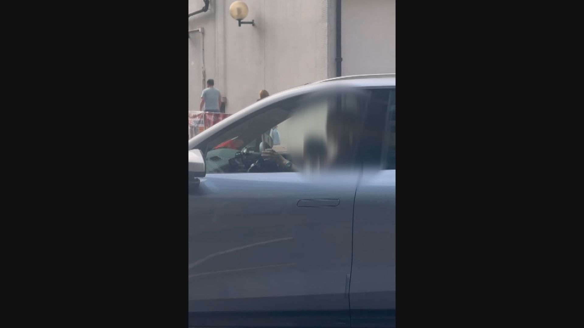 女司機行車時抱幼童坐大腿　警列危險駕駛