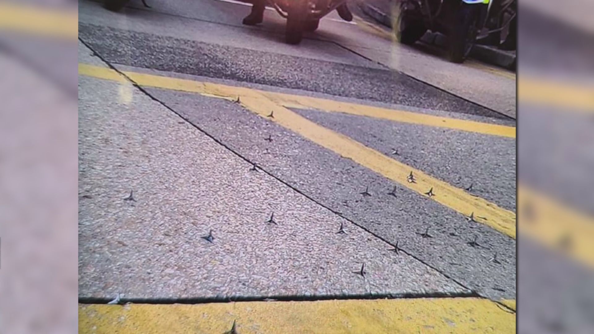 警指多區有人堵路放鐵釘 拘三人涉藏汽油彈及螺絲批