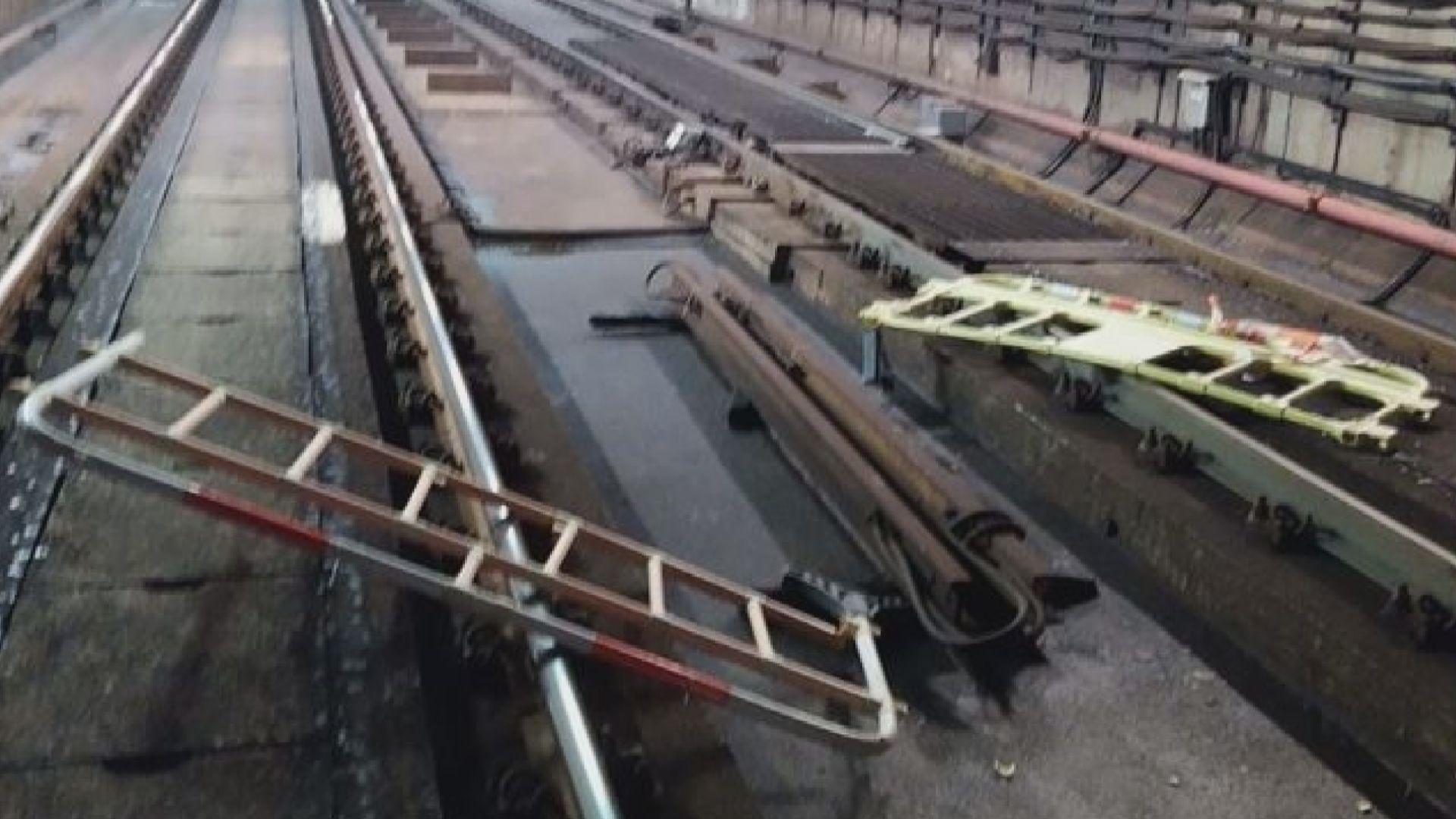 警指葵興站路軌被投擲圍欄　葵涌有人縱火燒垃圾桶