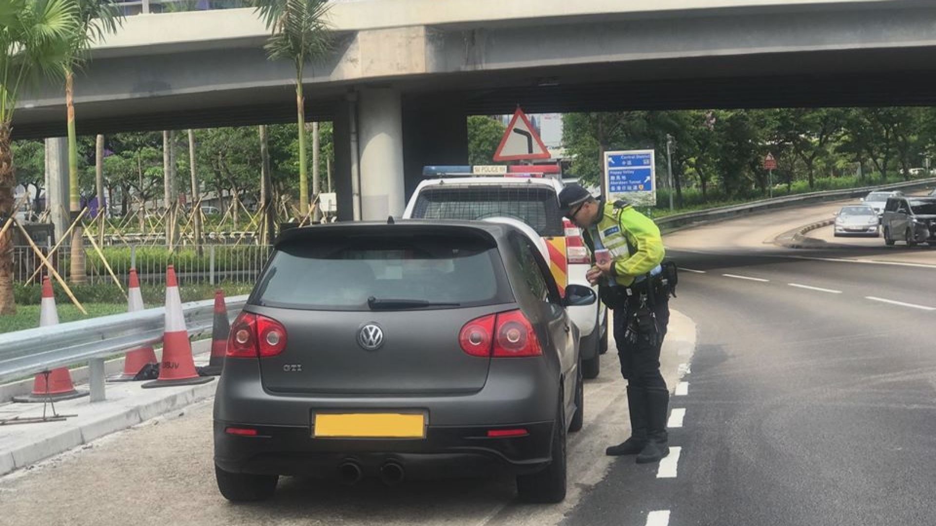 警指紅隧口有車刻意慢駛　有人阻礙港鐵車門開關