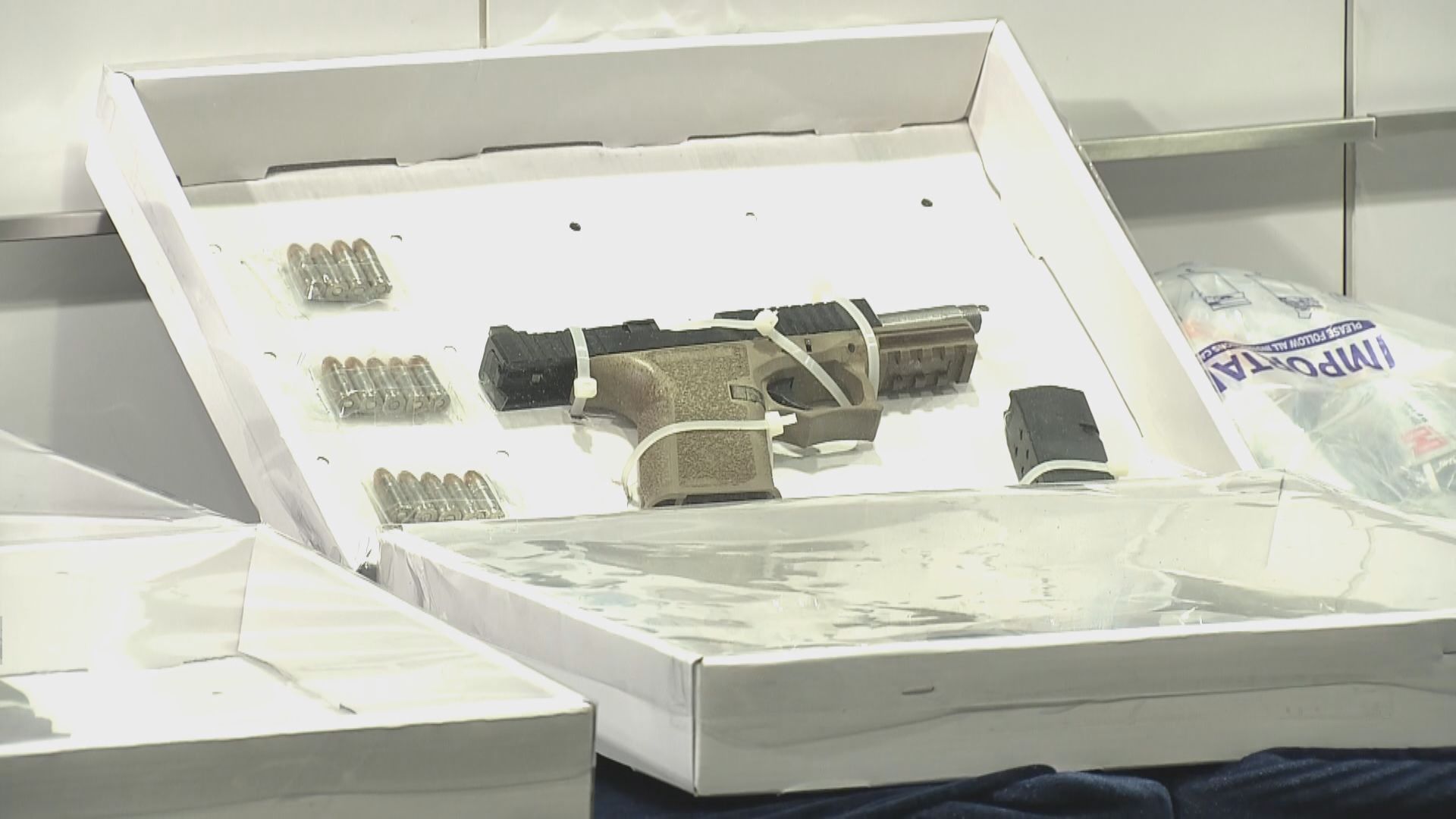 警截獲10個美國寄港郵包　內有幾百發子彈和引爆電線