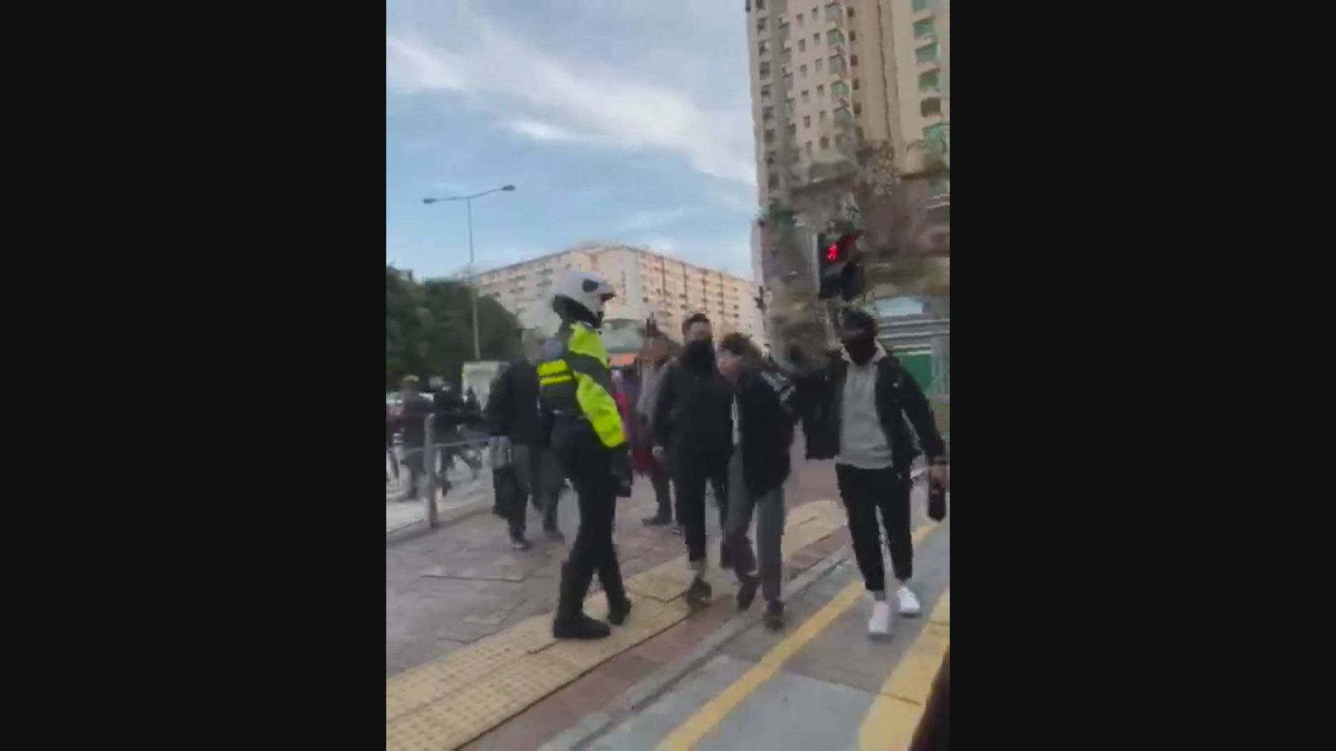 四名學生因堵路及刑毀巴士被捕