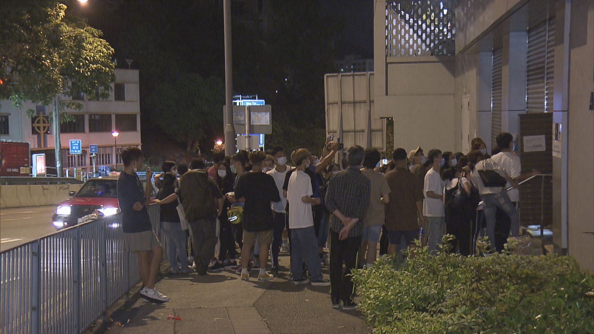 被捕者家屬到紅磡警署等候親人獲釋