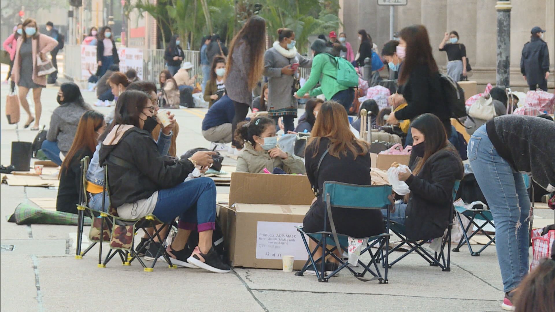 中環大批外傭無視二人限聚令聚會　又除下口罩