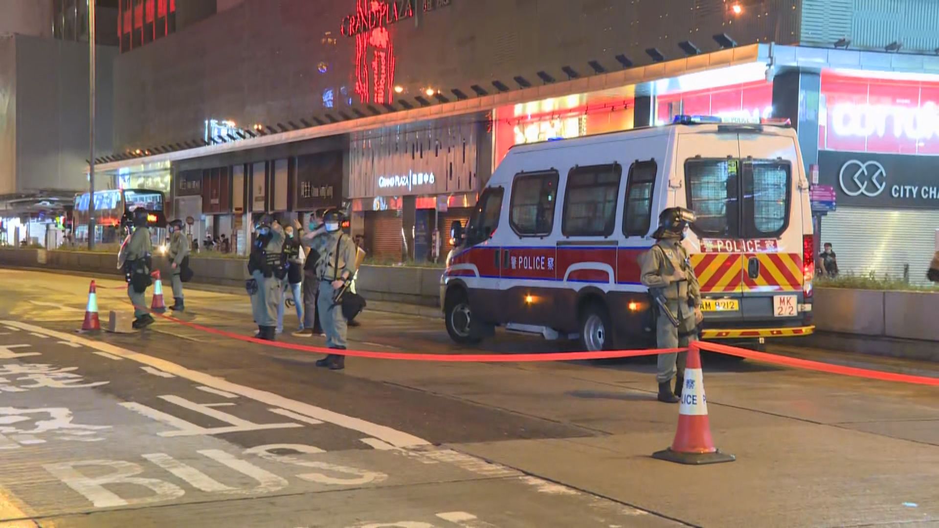 警拘一男子涉向警車投擲汽油彈