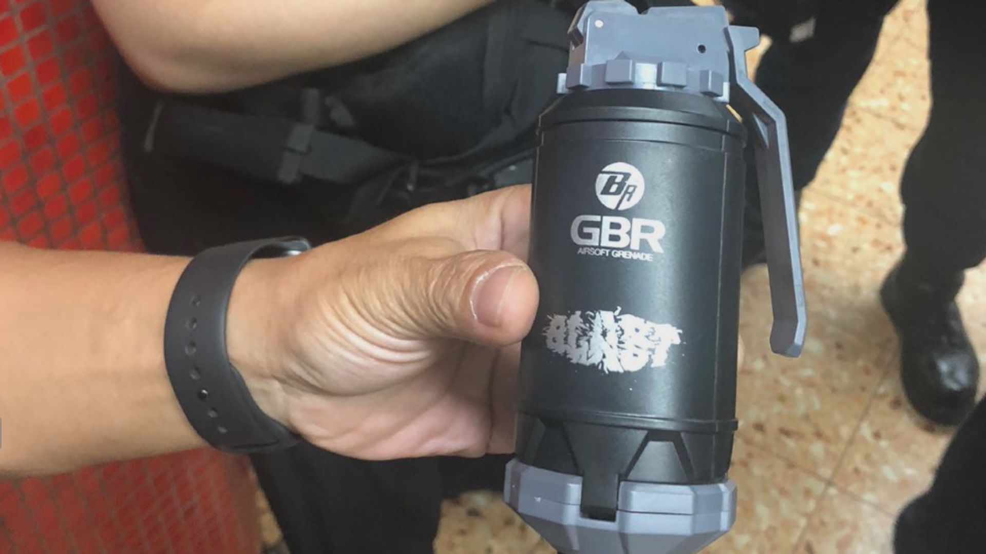 兩人於旺角被搜出氣槍及仿製手榴彈被捕