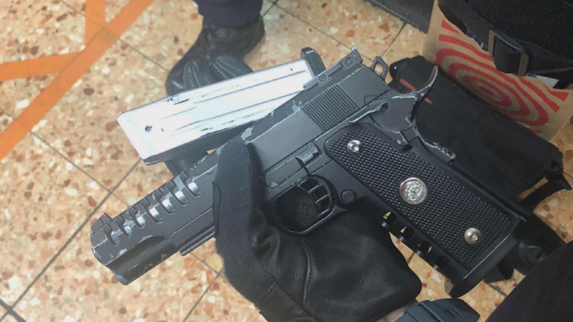 兩人於旺角分別被搜獲仿製槍械及伸縮棍