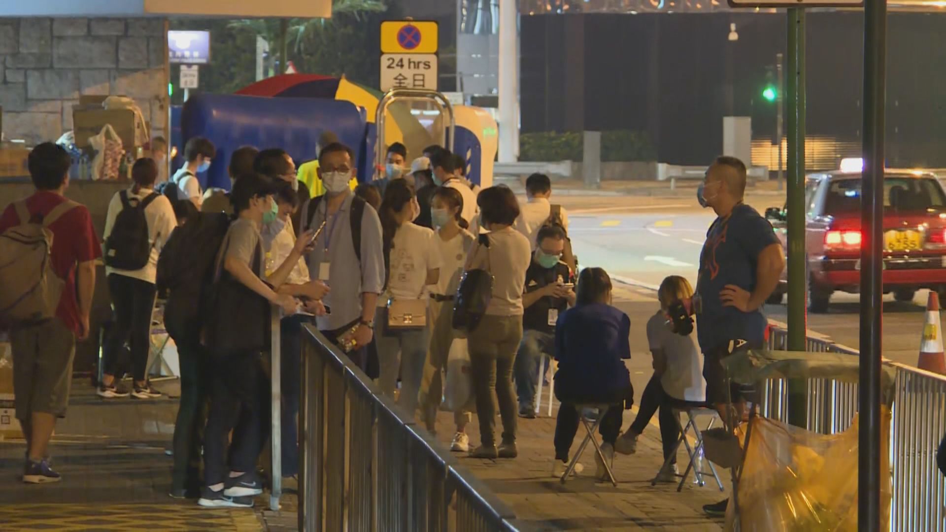 被捕者家屬凌晨到北角警署　等候親人獲釋